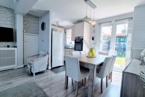 3 bedroom terraced house for sale, Pembroke Road, N13