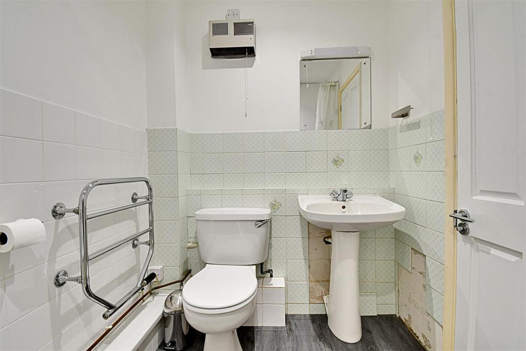 Bathroom 3.jpg