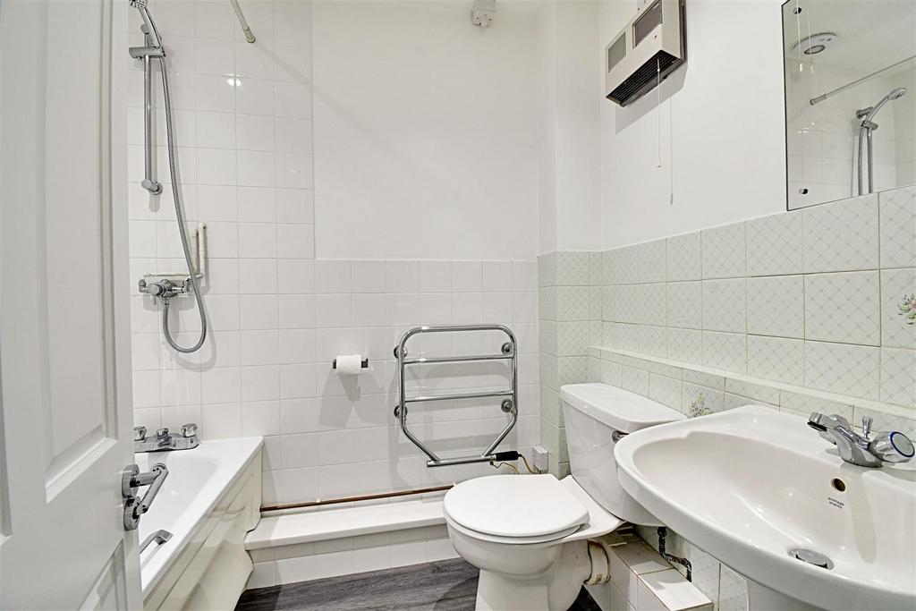 Bathroom 1.jpg