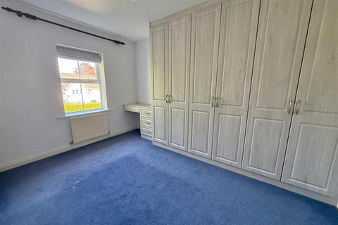 5 Bishopton Drive, Macclesfield, SK11 8TS