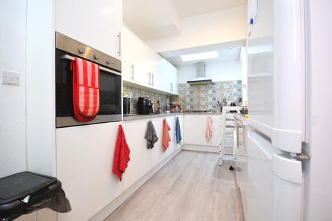 4 bedroom flat to rent, Eastfields Road, London W3 0AB