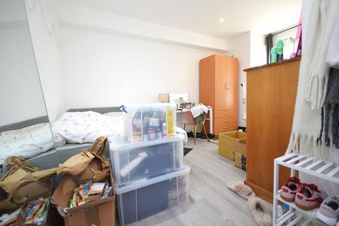 4 bedroom flat to rent, Eastfields Road, London W3 0AB