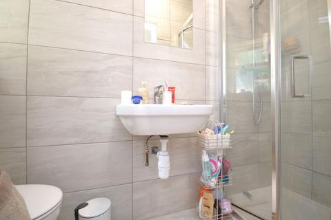 4 bedroom flat to rent, Eastfields Road, London W3 0AB