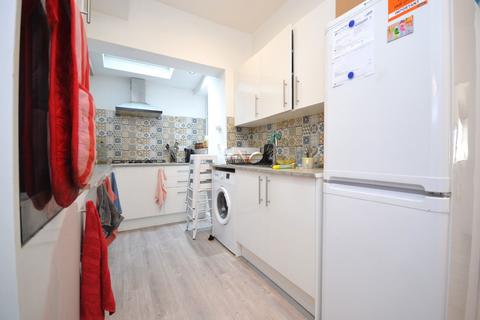4 bedroom flat to rent, Eastfields Road, London W3 0AB
