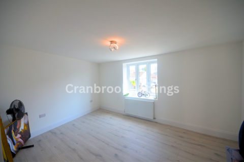 Studio to rent, Ilford, IG6