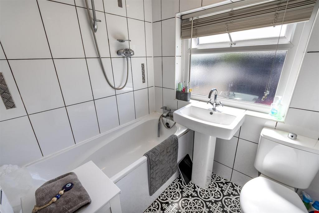 DSC 5060-Edit bathroom.JPG