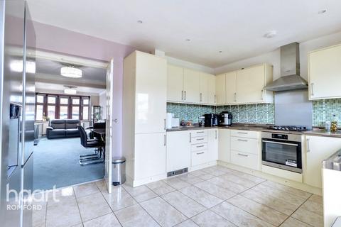 3 bedroom terraced house for sale, Fourth Avenue, Romford, RM7 0UB
