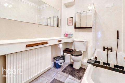 3 bedroom terraced house for sale, Fourth Avenue, Romford, RM7 0UB