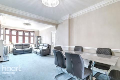 32 Fourth Avenue, Romford, RM7 0UB