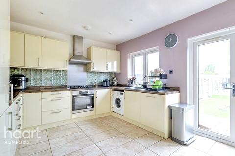 32 Fourth Avenue, Romford, RM7 0UB