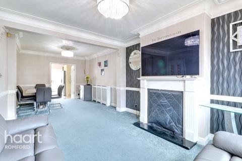 32 Fourth Avenue, Romford, RM7 0UB