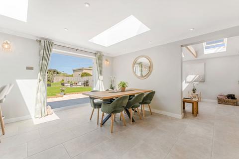 8 Downs View Close, Haxton, Salisbury, SP4 9PS