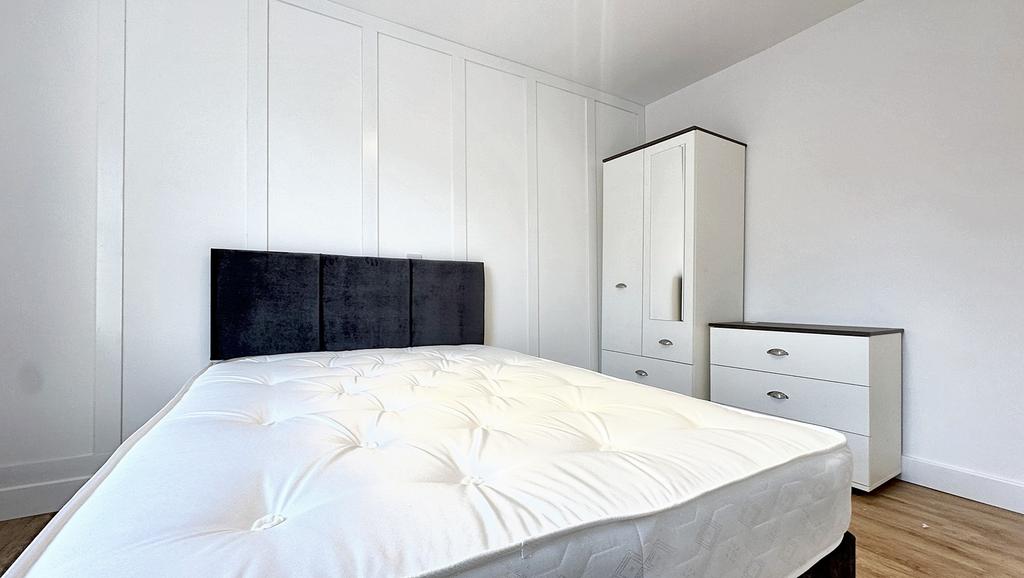 This charming double bedroom features a comfort...
