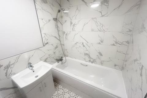 2 bedroom apartment to rent, Rochford Gardens, Slough