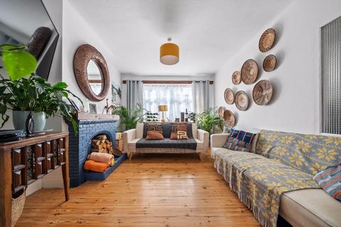 132 Caldbeck Avenue, Worcester Park, KT4 8BJ