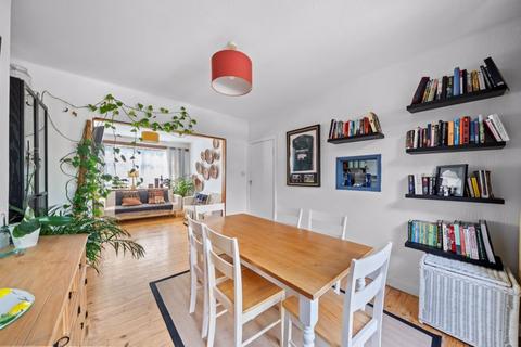 132 Caldbeck Avenue, Worcester Park, KT4 8BJ