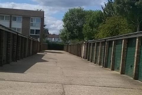 Garage to rent, Hedge Lane, London N13