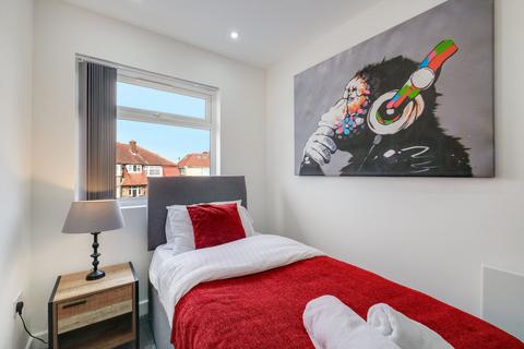 3 bedroom apartment to rent, TW3 Ellerdine Rd 207-A