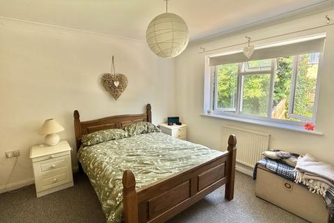 1 The Waltons, Folkestone, CT19 5QF