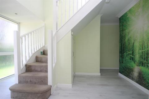 1 Willow Vale, Fetcham, Leatherhead, KT22 9TE
