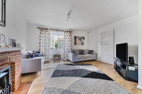 28 Buckingham Road, Richmond, TW10 7EQ