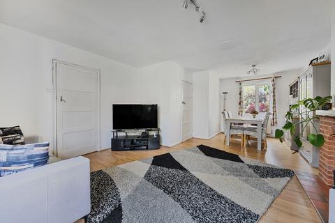 28 Buckingham Road, Richmond, TW10 7EQ