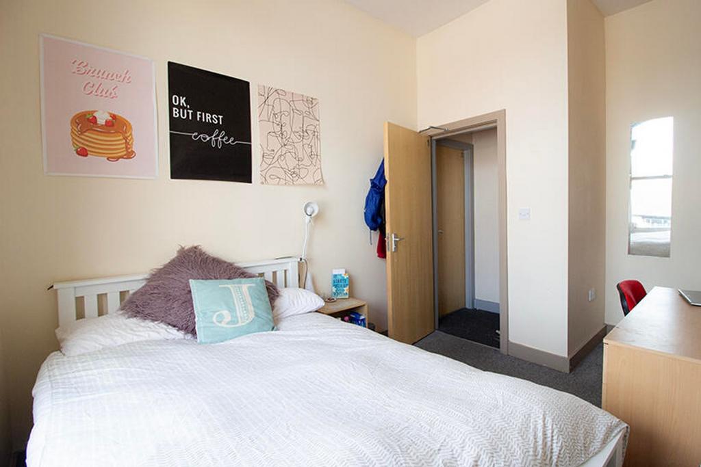 A cozy and inviting double bedroom featuring a ...