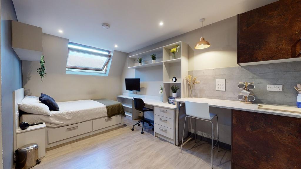 A spacious and well-lit large double bedroom, p...