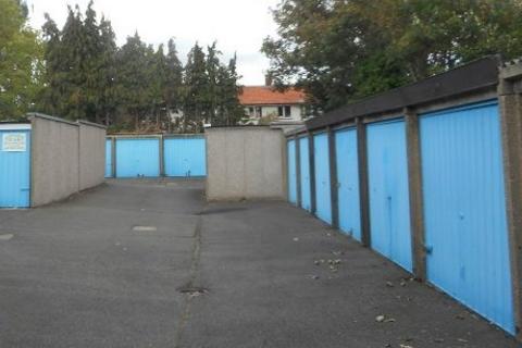Garage to rent, Windsor Court, London N14