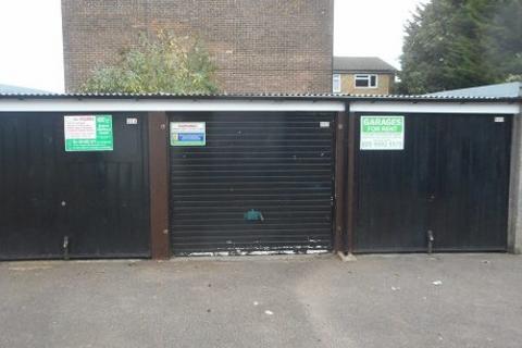 Garage to rent, Windsor Court, London N14
