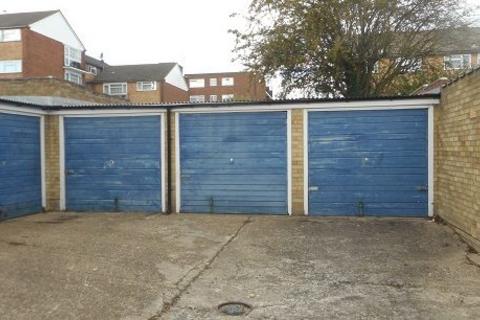 Garage to rent, Windsor Court, London N14