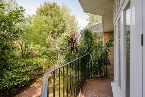 2 bedroom flat for sale, Arterberry Road, London SW20
