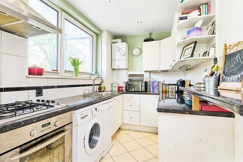 2 bedroom flat for sale, Scrutton Close, London SW12