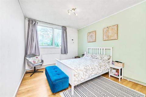 2 bedroom flat for sale, Scrutton Close, London SW12