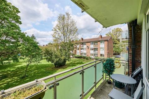 2 bedroom flat for sale, Scrutton Close, London SW12
