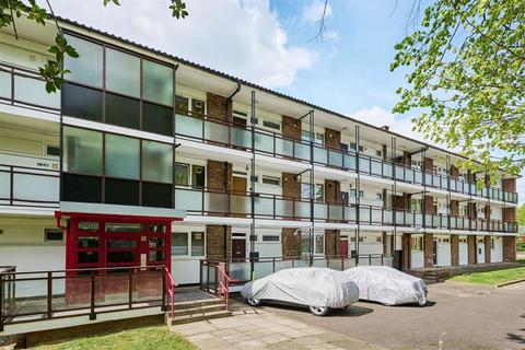 2 bedroom flat for sale, Scrutton Close, London SW12