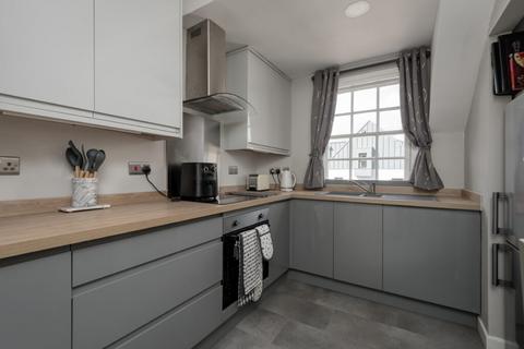 185/8 Canongate, Edinburgh, EH8 8BN