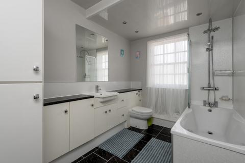 185/8 Canongate, Edinburgh, EH8 8BN
