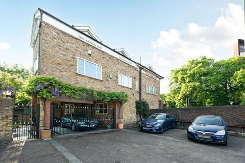 Surrey Crescent, Chiswick, London, W4