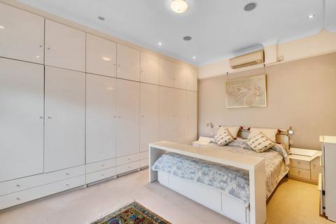 6 Surrey Crescent, London, W4 3AA