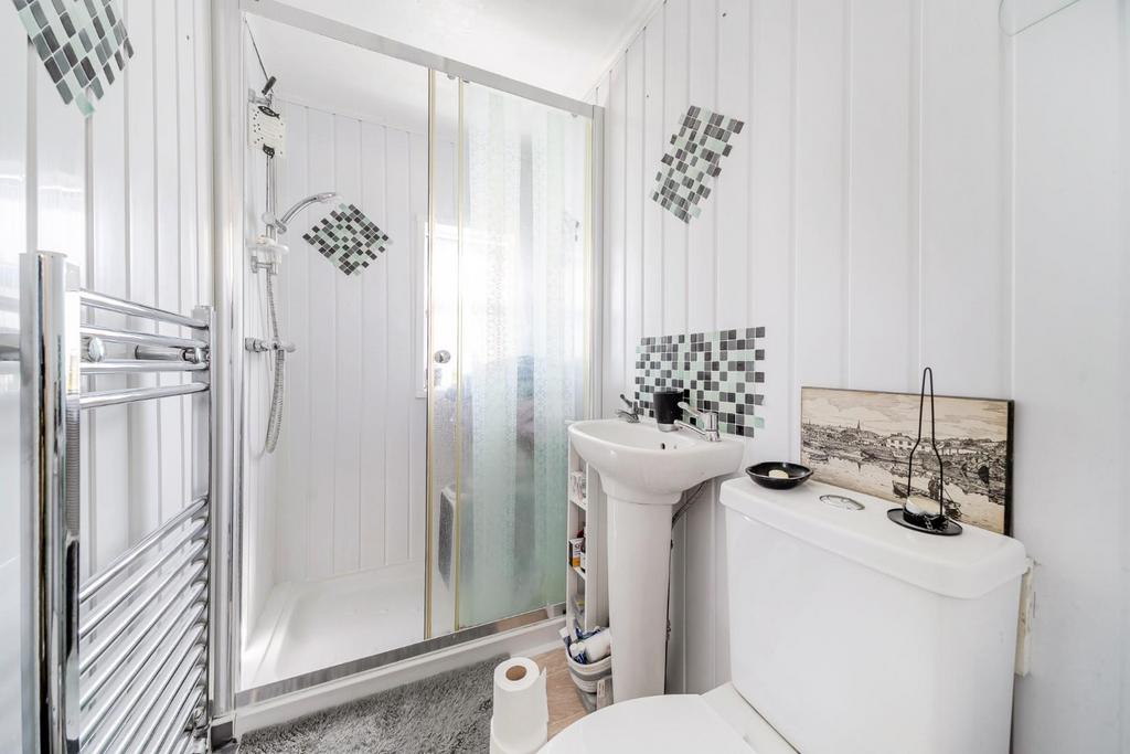 SHOWER ROOM.jpg
