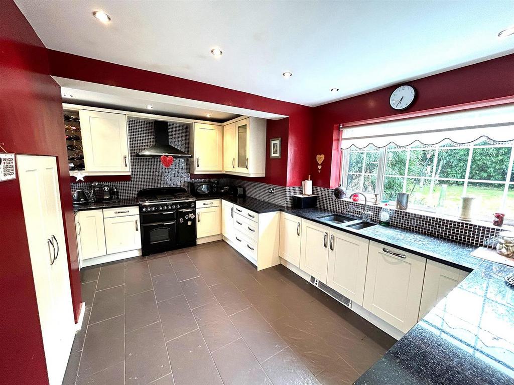 Kitchen 1.jpg