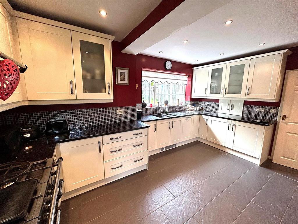 Kitchen 2.jpg