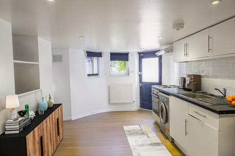 Studio to rent, Waller Road, London SE14