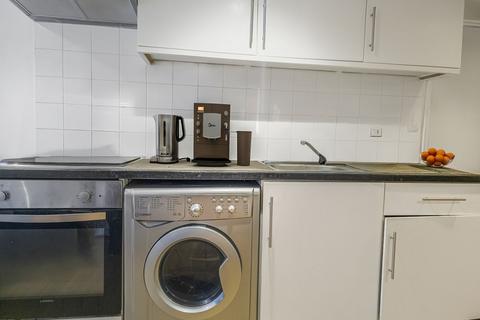 Studio to rent, Waller Road, London SE14