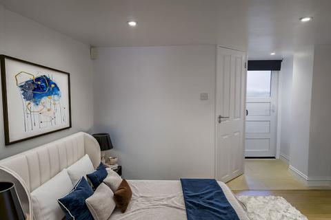 Studio to rent, Waller Road, London SE14