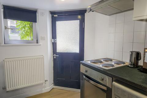 Studio to rent, Waller Road, London SE14