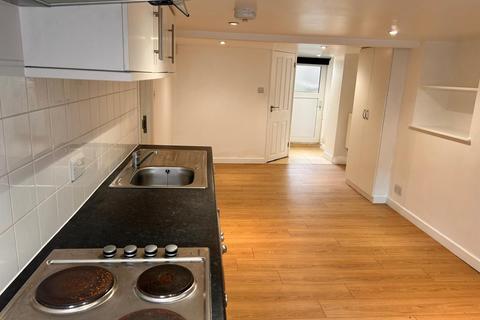 Studio to rent, Waller Road, London SE14