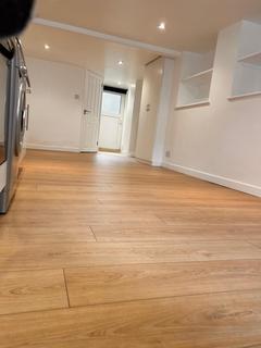 Studio to rent, Waller Road, London SE14