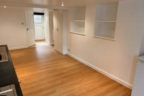 Studio to rent, Waller Road, London SE14